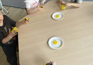 Dzieci wykonujące prezenty wielkanocne