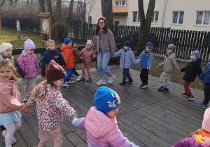 Dzieci tańczące w ogrodzie przedszkolnym