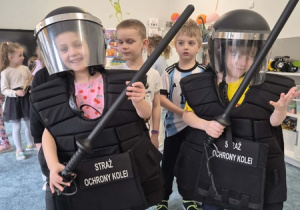 dzieci podczas zajęć edukacyjnych z funkcjonariuszami Straży Ochrony Kolei