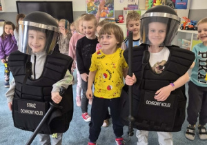 dzieci podczas zajęć edukacyjnych z funkcjonariuszami Straży Ochrony Kolei