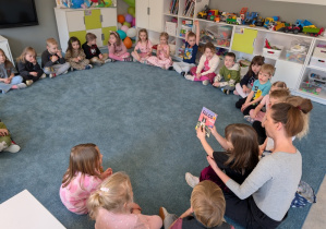 Czytanie książki dzieciom przez rodzica