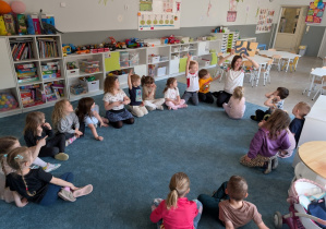 Czytanie książki dzieciom przez rodzica