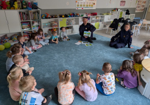 dzieci podczas zajęć edukacyjnych z funkcjonariuszami Straży Ochrony Kolei