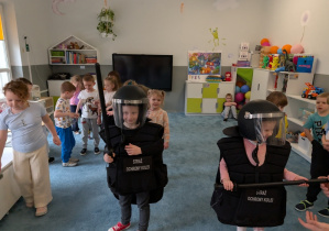 dzieci podczas zajęć edukacyjnych z funkcjonariuszami Straży Ochrony Kolei