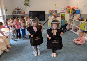 dzieci podczas zajęć edukacyjnych z funkcjonariuszami Straży Ochrony Kolei