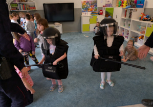 dzieci podczas zajęć edukacyjnych z funkcjonariuszami Straży Ochrony Kolei