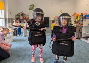 dzieci podczas zajęć edukacyjnych z funkcjonariuszami Straży Ochrony Kolei