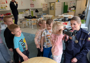 dzieci podczas zajęć edukacyjnych z funkcjonariuszami Straży Ochrony Kolei