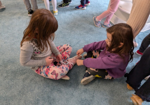 dzieci podczas zajęć edukacyjnych z funkcjonariuszami Straży Ochrony Kolei