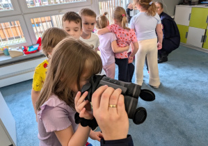 dzieci podczas zajęć edukacyjnych z funkcjonariuszami Straży Ochrony Kolei