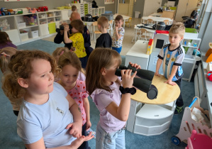 dzieci podczas zajęć edukacyjnych z funkcjonariuszami Straży Ochrony Kolei
