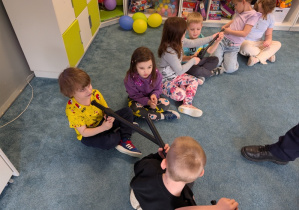 dzieci podczas zajęć edukacyjnych z funkcjonariuszami Straży Ochrony Kolei