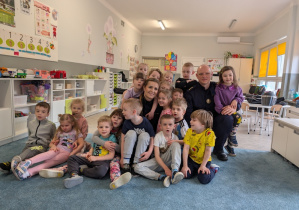 dzieci podczas zajęć edukacyjnych z funkcjonariuszami Straży Ochrony Kolei
