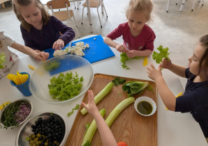 tydzień grecki- dzieci samodzielnie przygotowują sałatkę grecką