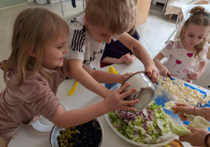 tydzień grecki- dzieci samodzielnie przygotowują sałatkę grecką