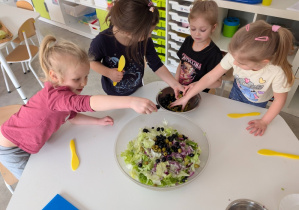 tydzień grecki- dzieci samodzielnie przygotowują sałatkę grecką