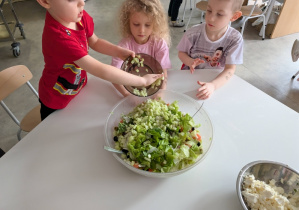 tydzień grecki- dzieci samodzielnie przygotowują sałatkę grecką