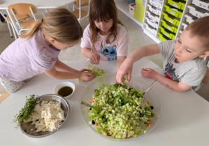 tydzień grecki- dzieci samodzielnie przygotowują sałatkę grecką