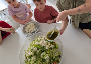 tydzień grecki- dzieci samodzielnie przygotowują sałatkę grecką