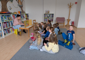 dzieci podczas zajęć bibliotecznych