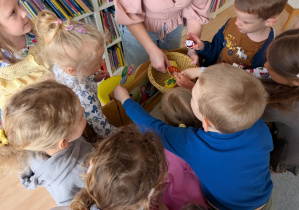 dzieci podczas zajęć bibliotecznych