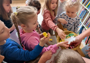 dzieci podczas zajęć bibliotecznych