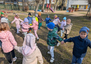 Zabawy w ogrodzie z okazji "Powitania Wiosny"