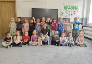 Zdjęcie grupowe w sali z okazji urodzin chłopca