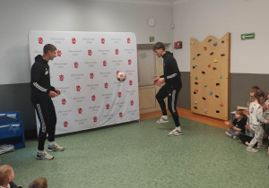 Pokaz sportowy na sali gimnastycznej przez piłkarzy ŁKS-u