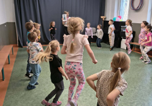 Dzieci podczas zabawy psychoruchowej z elementami matematyki