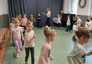 Dzieci podczas zabawy psychoruchowej z elementami matematyki