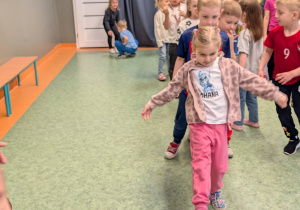 Dziewczynika strzelająca gola do bramki