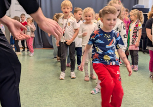 Chłopiec strzelający gola do bramki