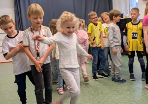 Dziewczynika strzelająca gola do bramki