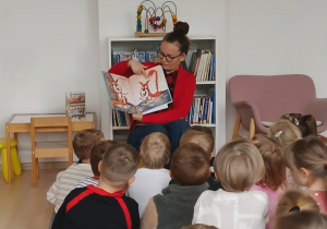 Misie słuchają treści opowiadania