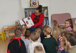 Dzieci z grupy "Misie" słuchają treści opowiadania