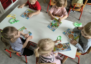 Dzieci oglądają upominki otrzymane od solenizantki