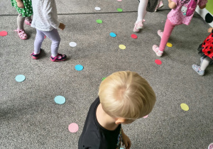 Dzieci podczas zabawy "Z kropki na kropkę"