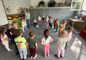 Dzieci i nauczycielka śpiewają solenizantowi "Sto lat"