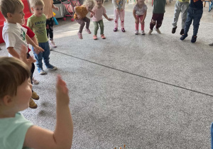 Dzieci podczas okrzyku dla solenizanta "Hip Hip Hurra!"