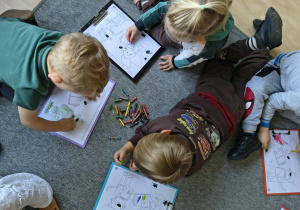 Dzieci kolorują postacie Liska Fenka i Kotka Maksa