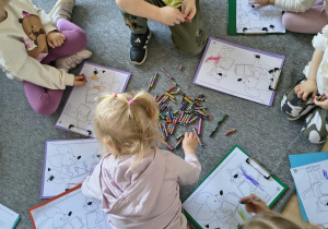 Dzieci kolorują postacie Liska Fenka i Kotka Maksa