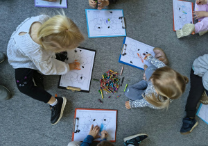 Dzieci kolorują postacie Liska Fenka i Kotka Maksa
