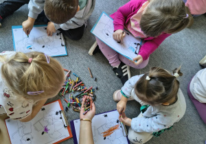 Dzieci kolorują postacie Liska Fenka i Kotka Maksa