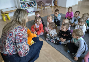 Dzieci rozmawiają z Panią Bibliotekarką