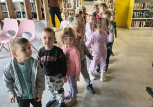 Dzieci zwiedzają bibliotekę