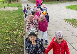 Dzieci podczas spaceru okolicami przedszkola