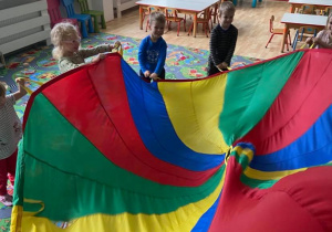 Dzieci podczas zabawy na dywanie z chustą animacyjną