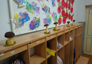 grzybki ustawione na holu na dziecięcych szafkach są ozdobą przedszkola