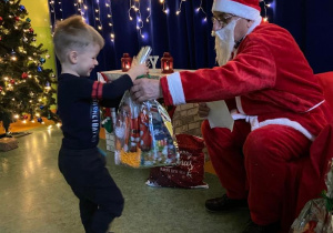 Chłopiec odbiera prezent od Świętego Mikołaja